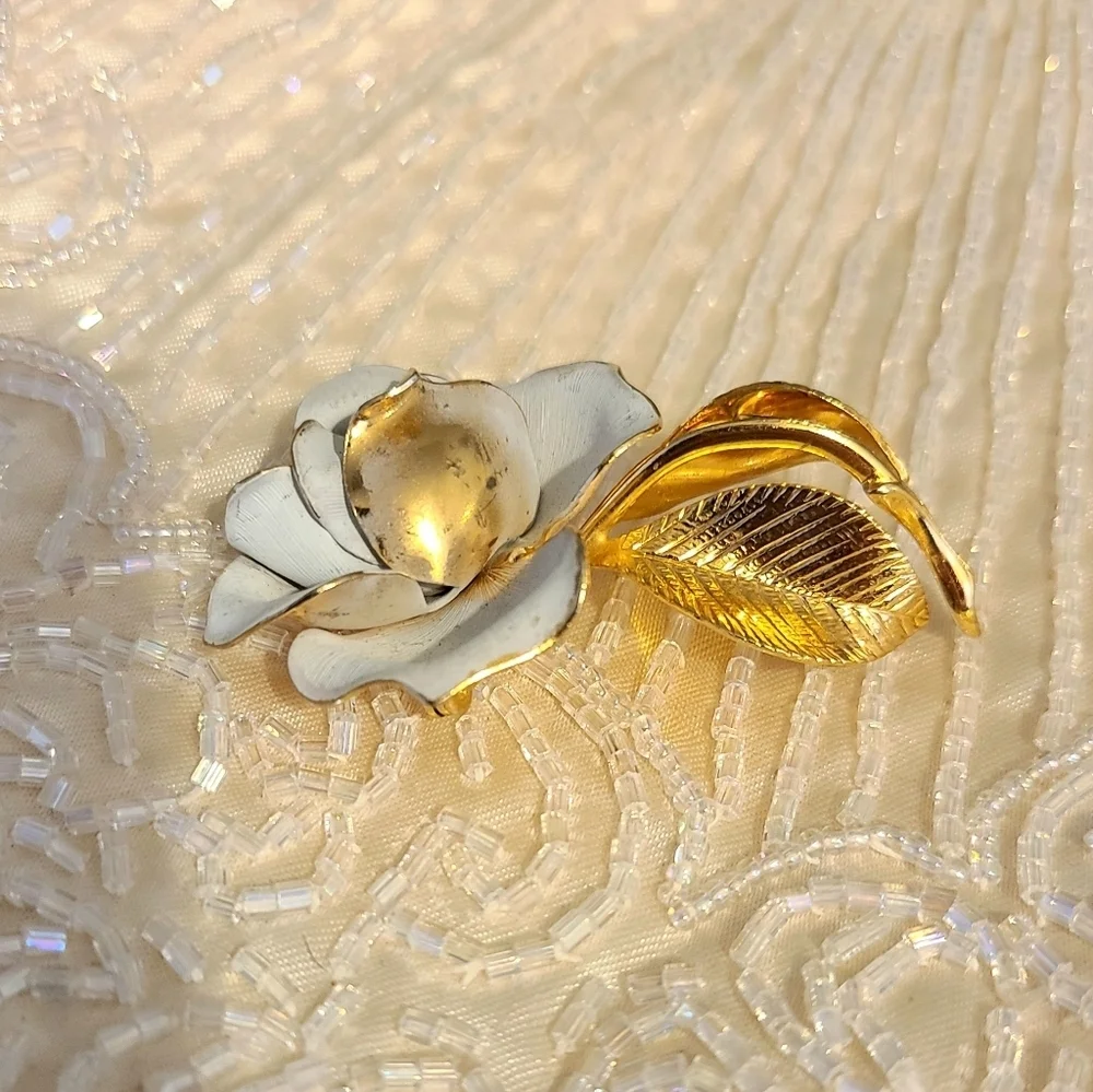 RARE VINTAGE WHITE & GOLD FLOWER PIN/BROOCH